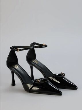 LIKE NEW Windsor Point Taken Closed Toe Buckle Pumps (Size 7.5)